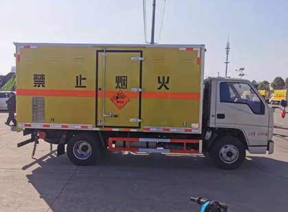 竞秀爆破器材运输车工人安全操作规范与智能技术保障